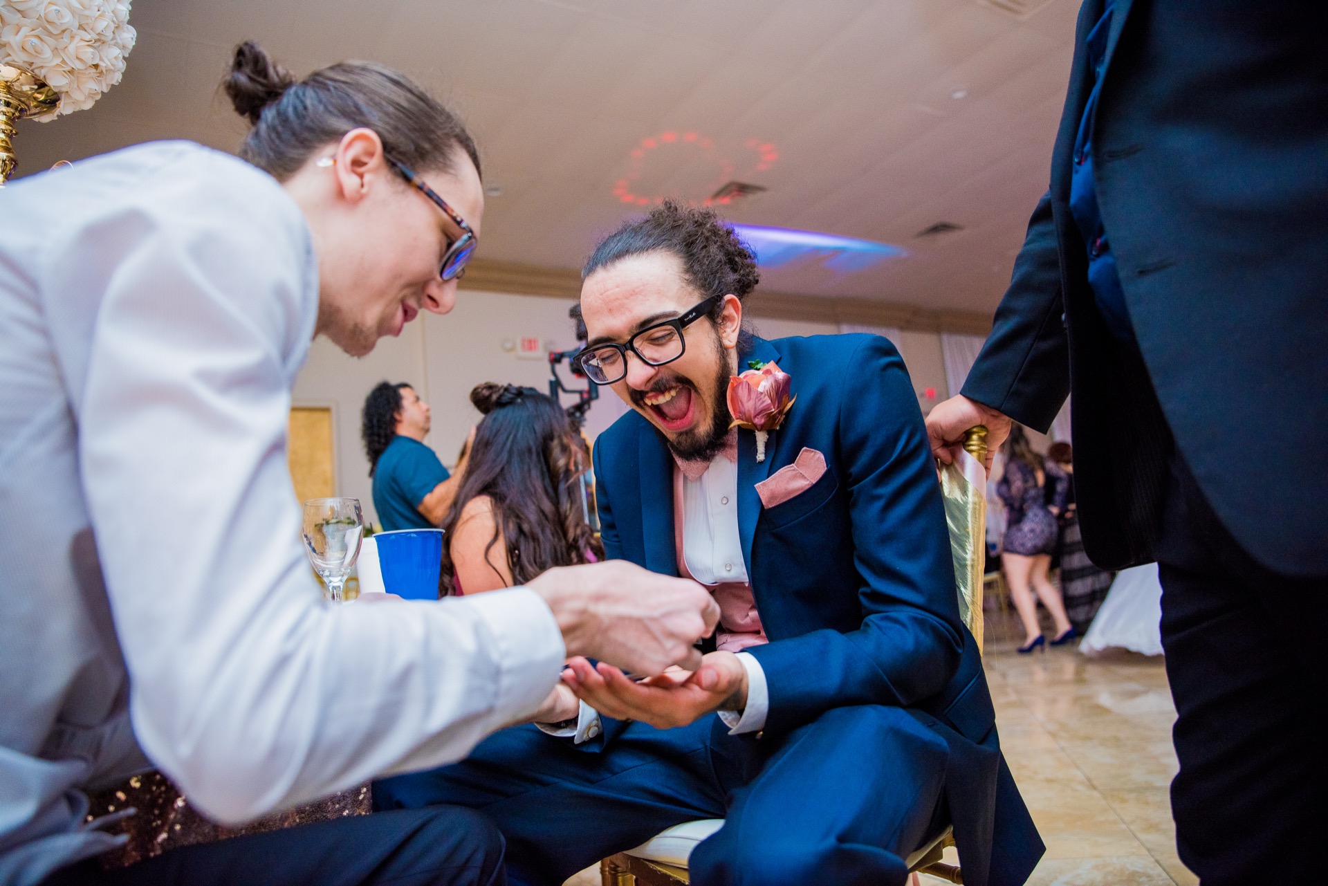 Rob performing close-up magic at a Houston wedding cocktail hour